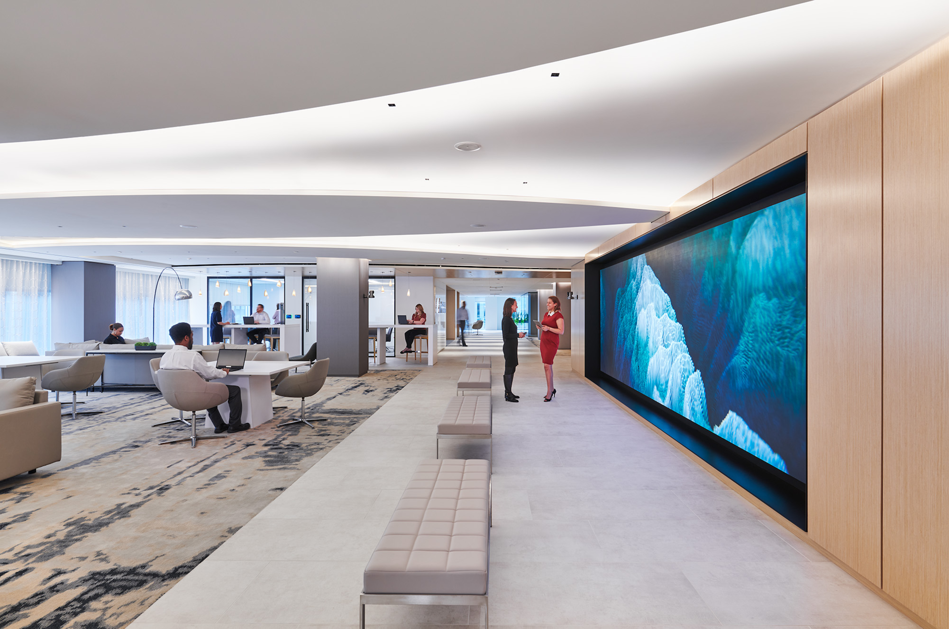Cushman & Wakefield&rsquo;s Washington, D.C. office is packed with choice in terms of places to work. Grab a table in an open space to collaborate with colleagues or duck into an enclosed area for heads-down work.