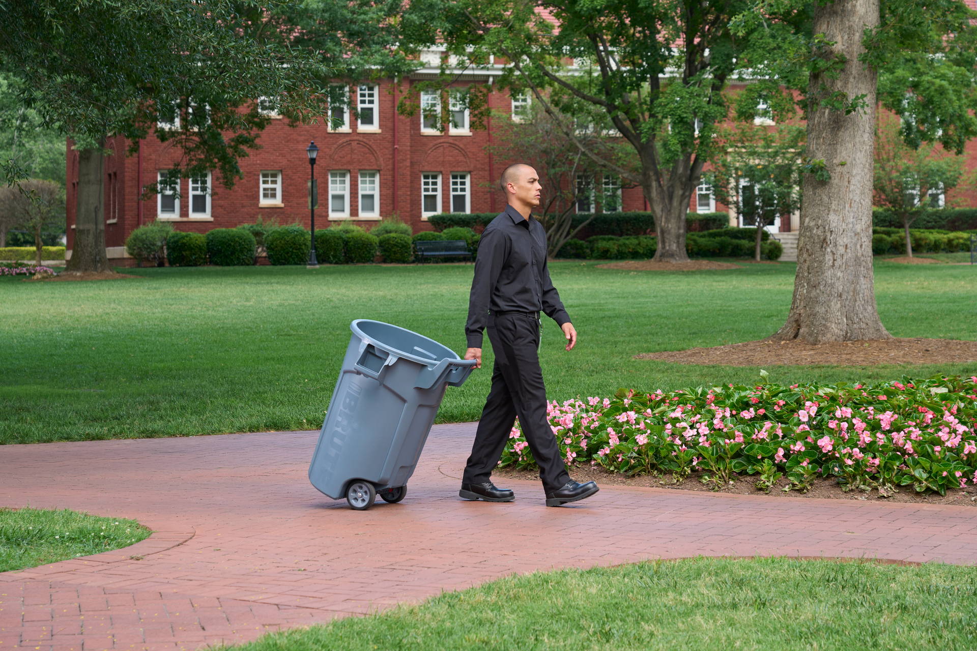 Rubbermaid Commercial Products Wheeled Brute Trash Can 648cd83669758