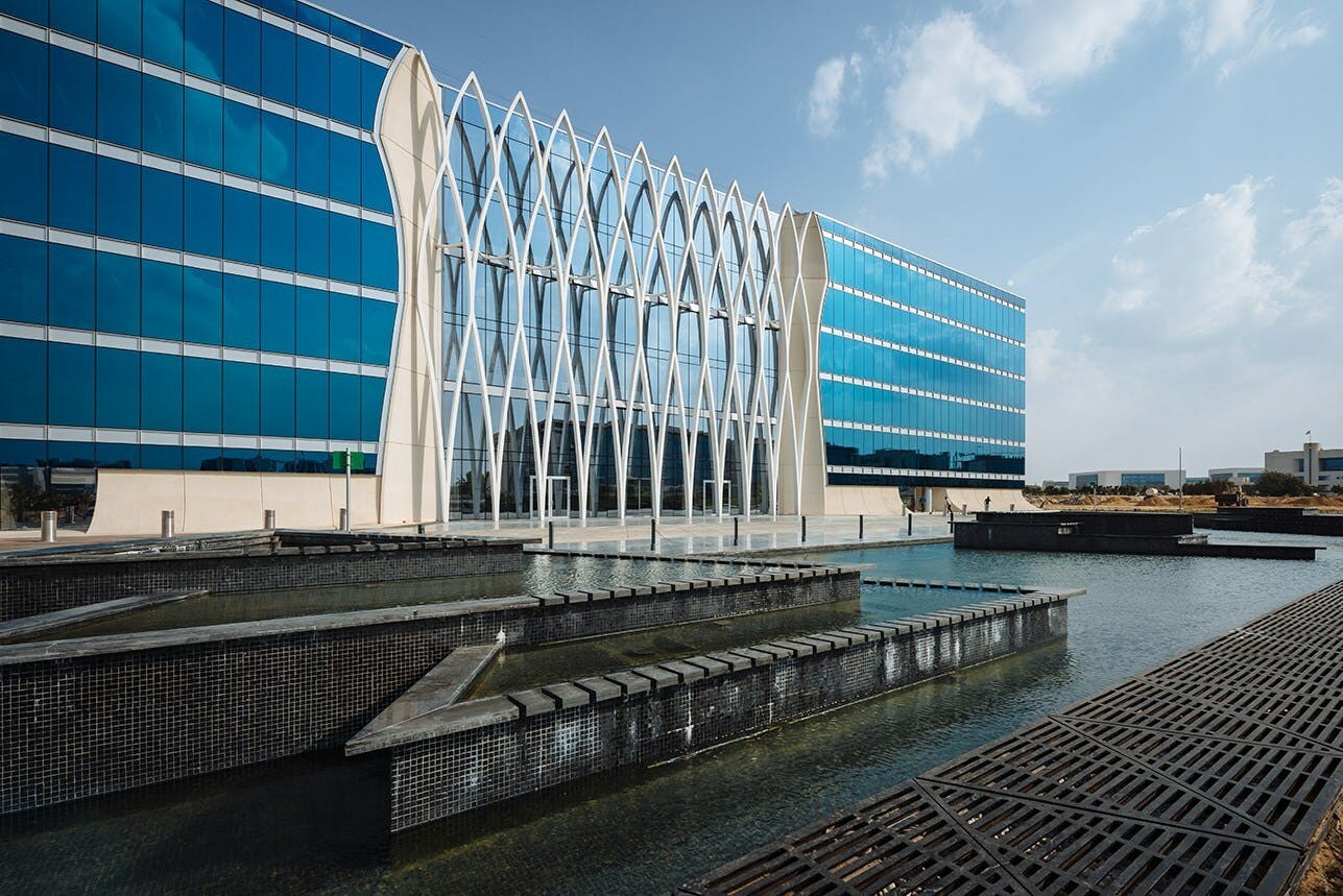 UL Solutions announced that Para digital twin technology by Dar Group achieved the first-ever UL Smart Systems Rating. The rating measures what makes systems smart, including connectivity and interoperability, resiliency, cybersecurity, digital experience, functional value, and control and automation. Dar&rsquo;s Cairo office is pictured.