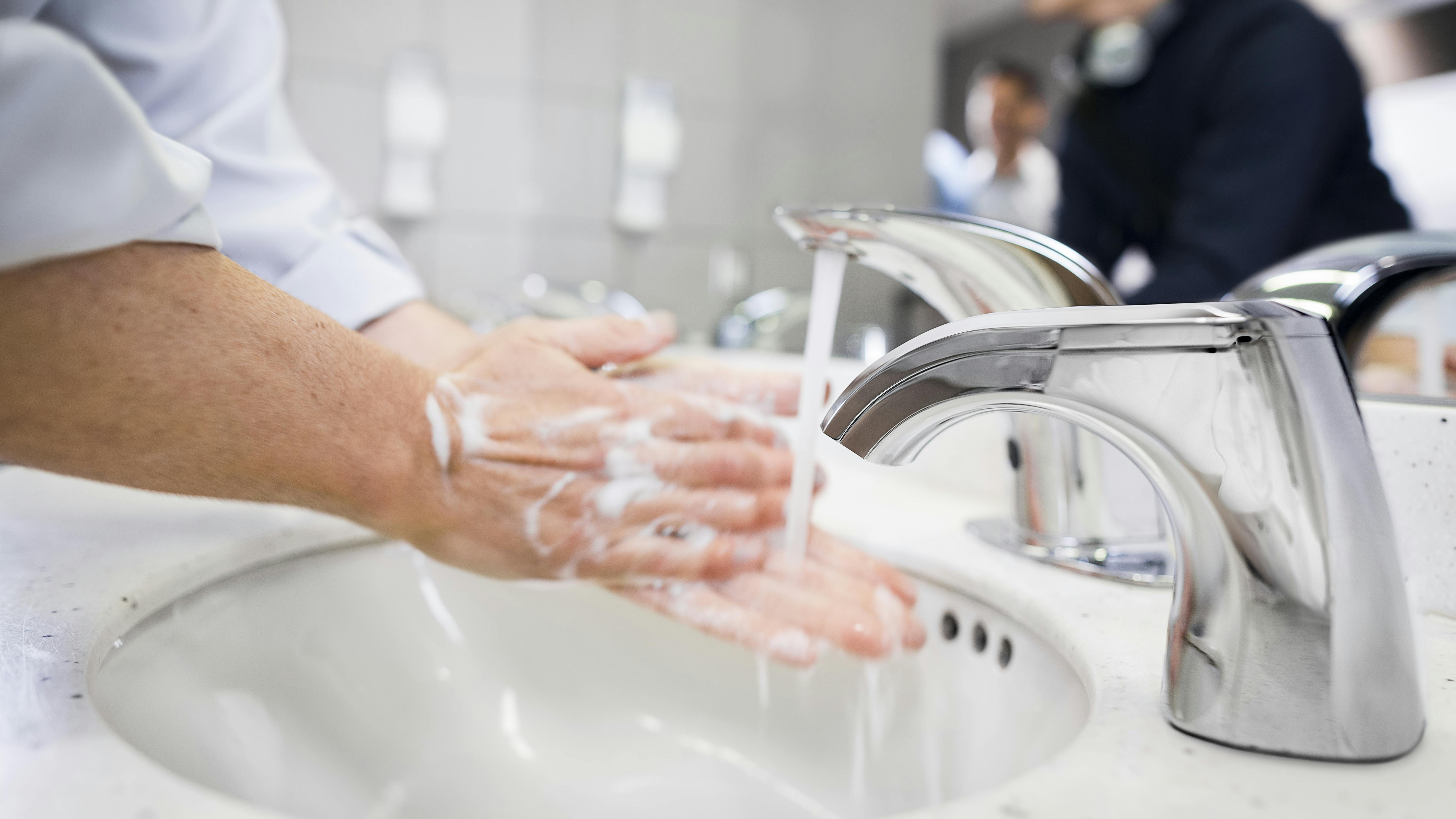 66908675fa7e250d82a796a2 864001 Purell Cxr Airporthandwashcloseup Men Lf