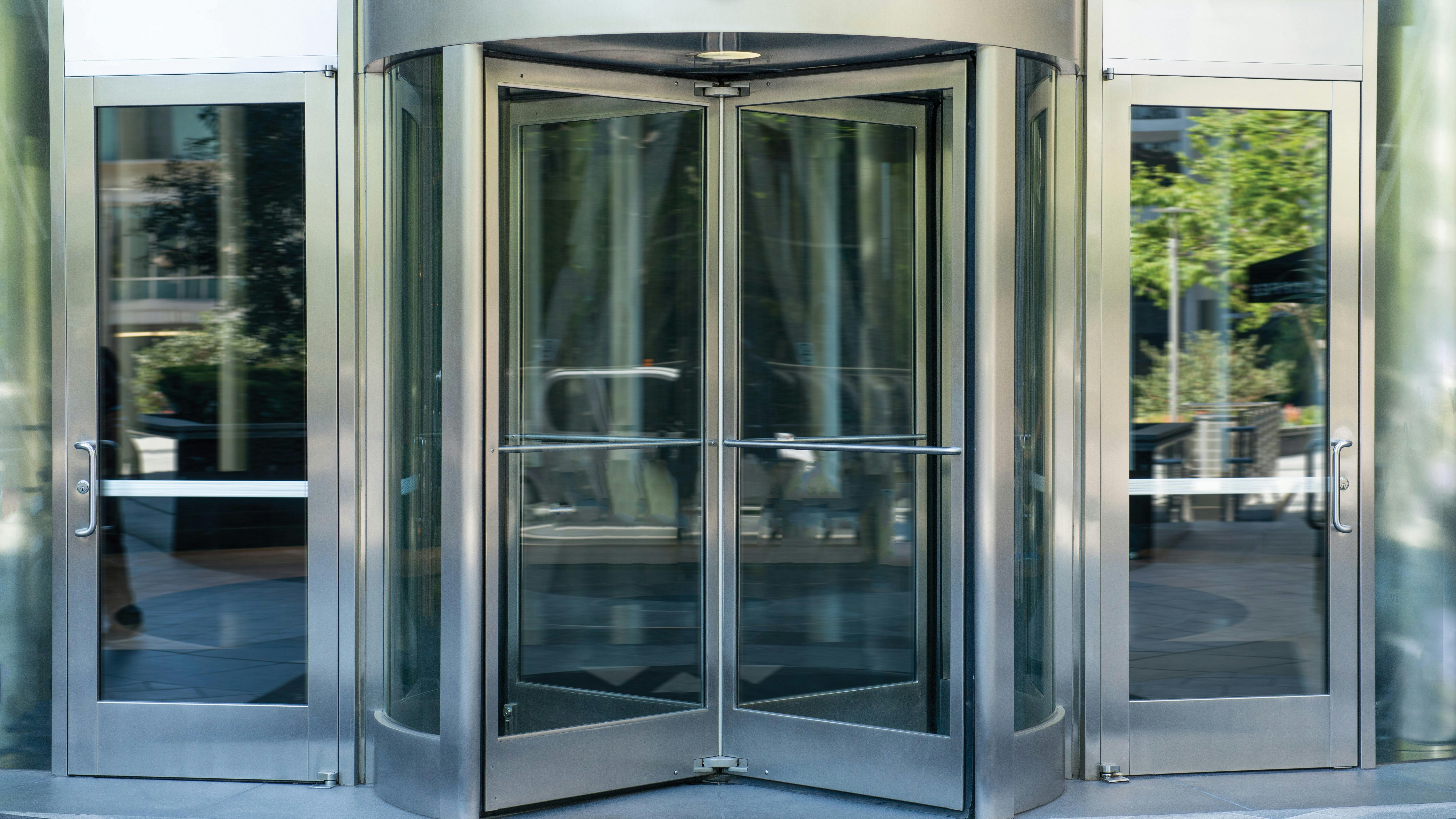 horton__series_9900_easyflow_revolving_door_hi_res