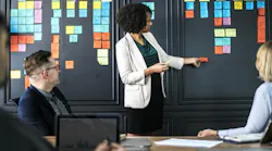 Woman Presenting 3472462