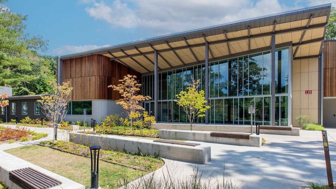 adams_ech_april2024_com_aria_slim_midnight_haywood