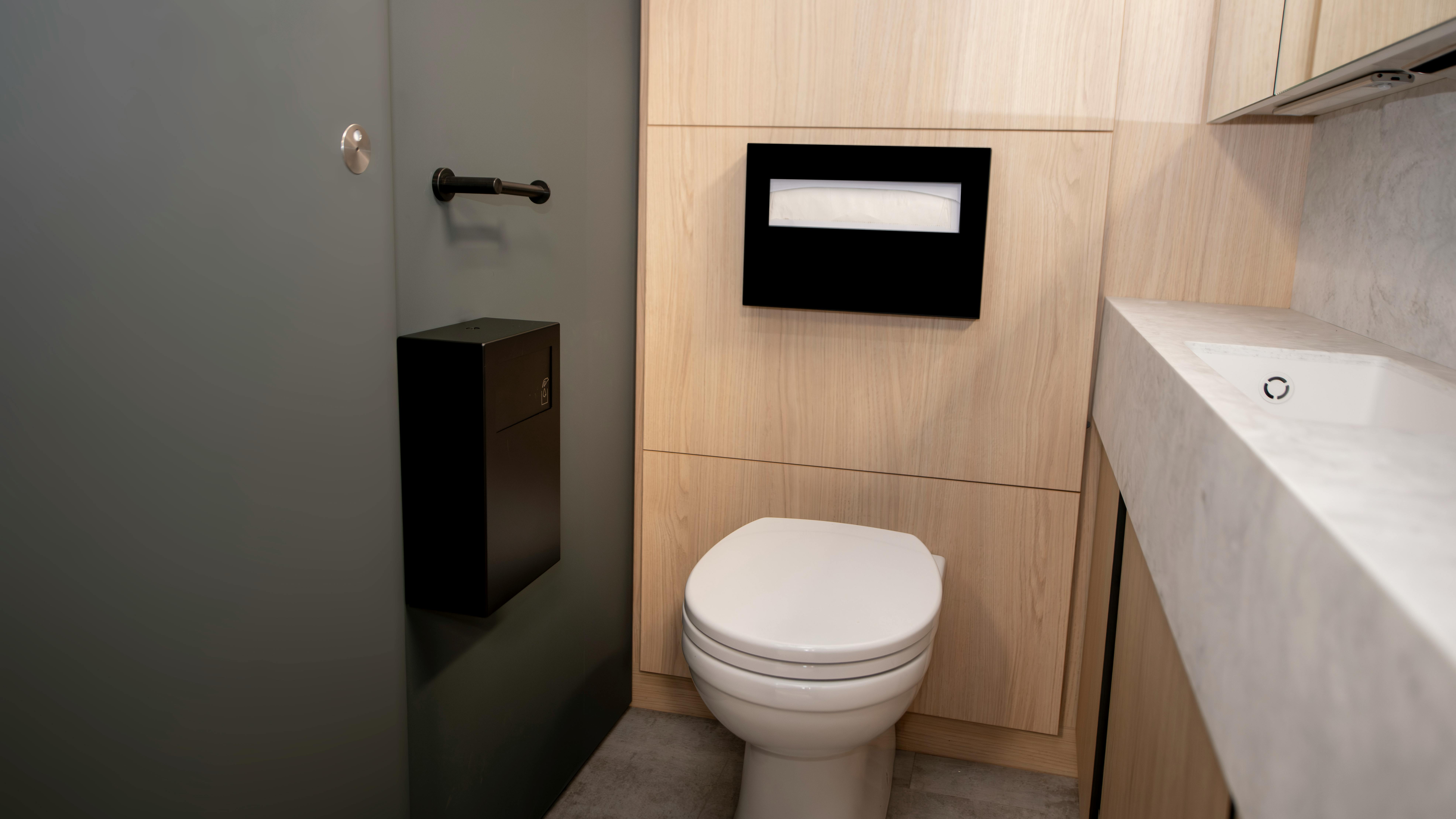 bobrick_fino_cubicle_product_shot